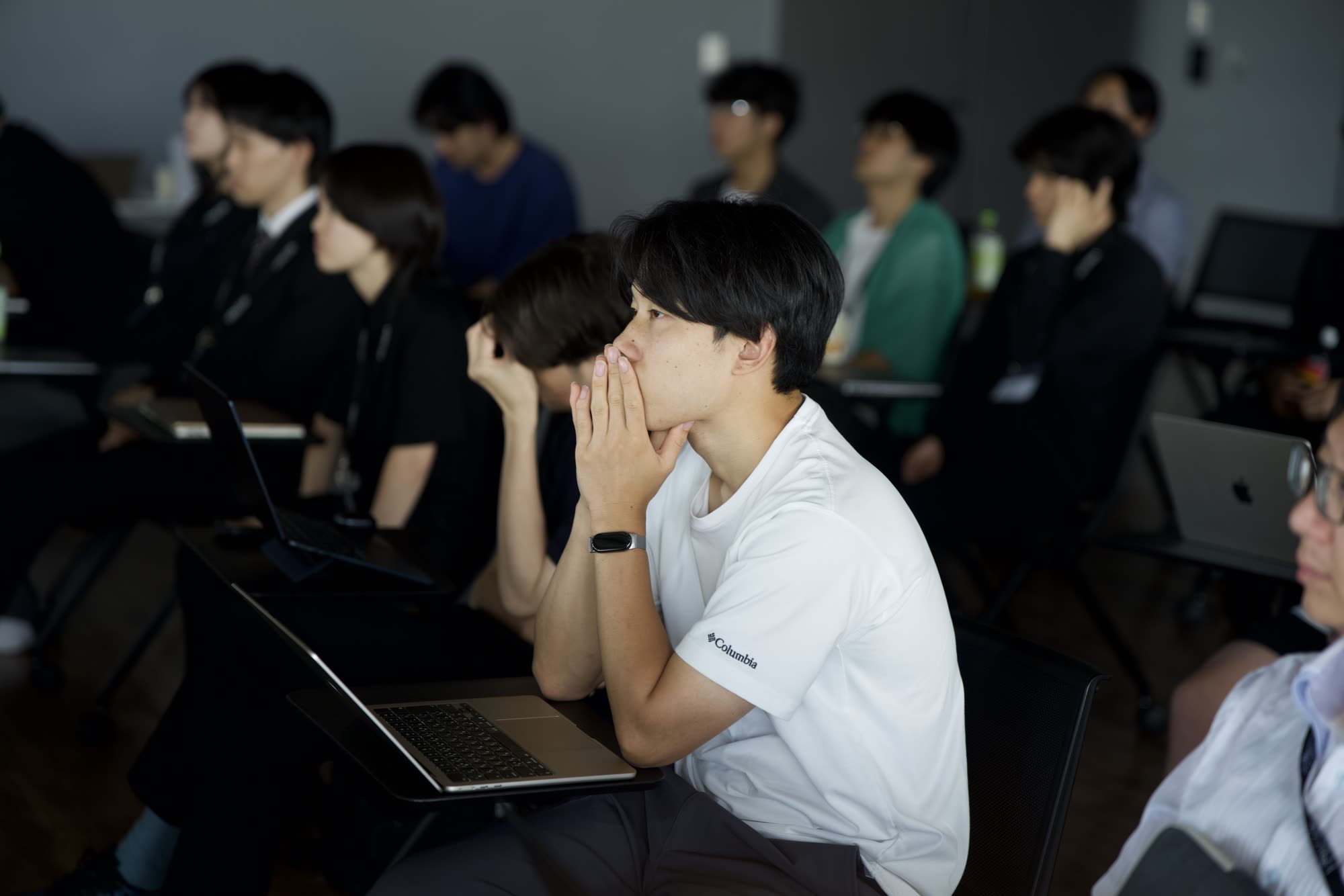 第1回大会でレビューを聞きながら考え込む参加者