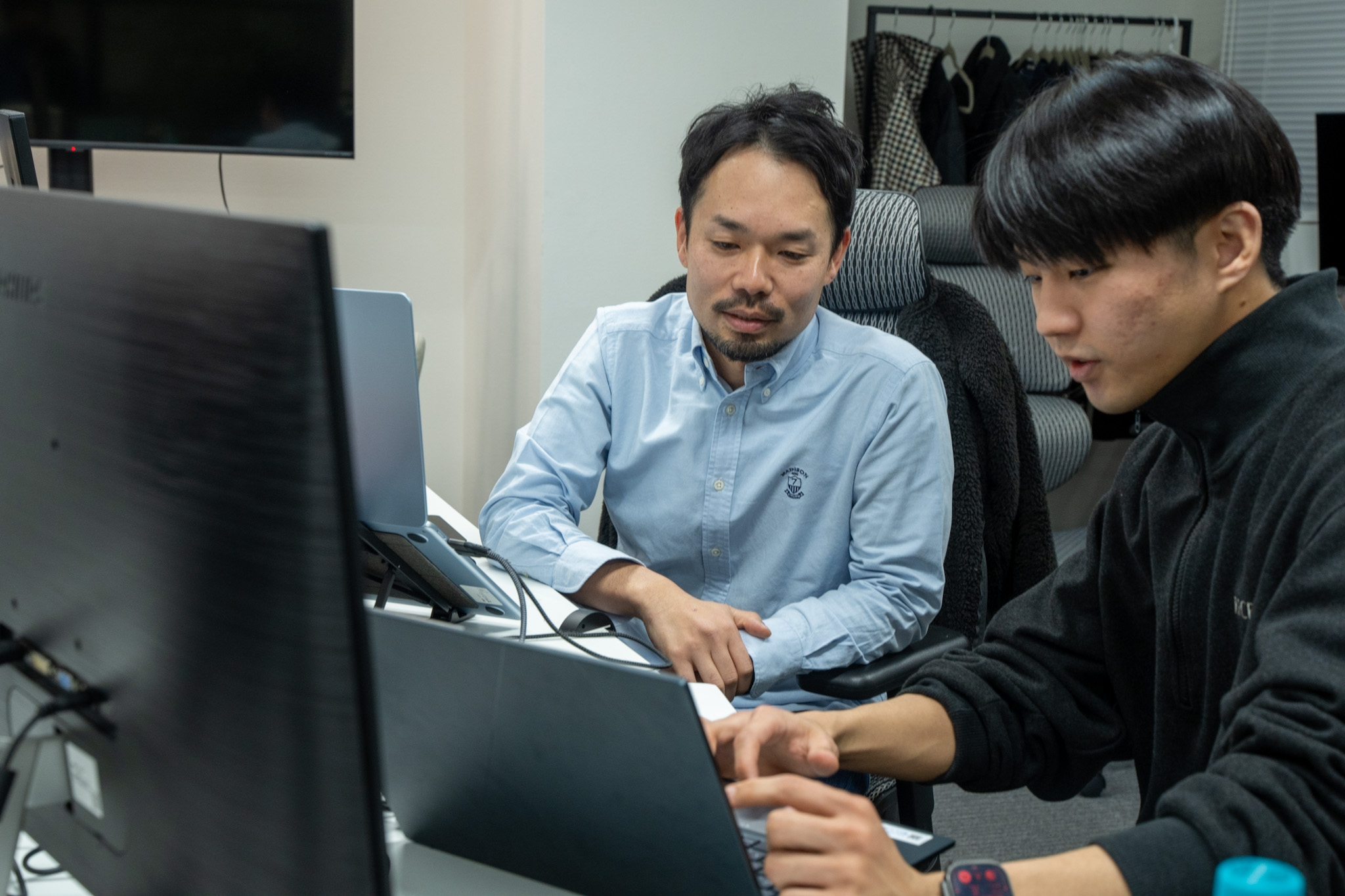 RECERQAのメンバーがPCを囲んで議論している様子